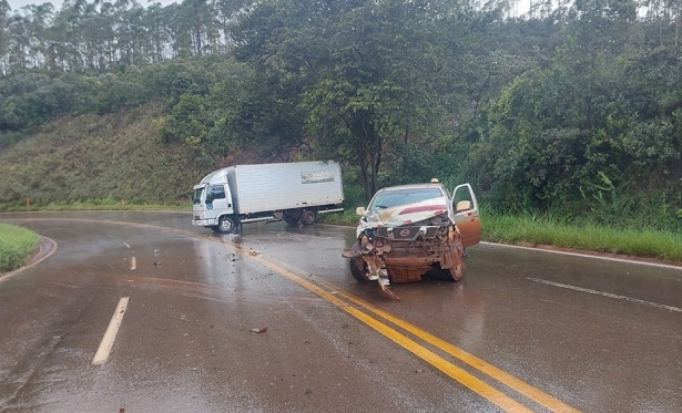 Caminho e caminhonete colidem na Serra da Santa em Itabirito-MG
