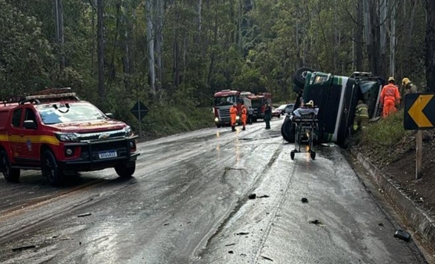 Carreta tomba e carga qumica contamina rio na BR-356 em Ouro Preto