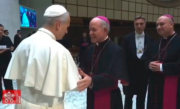 Dom Airton cumprimenta o Santo Padre, o Papa Le�o XIV no Vaticano